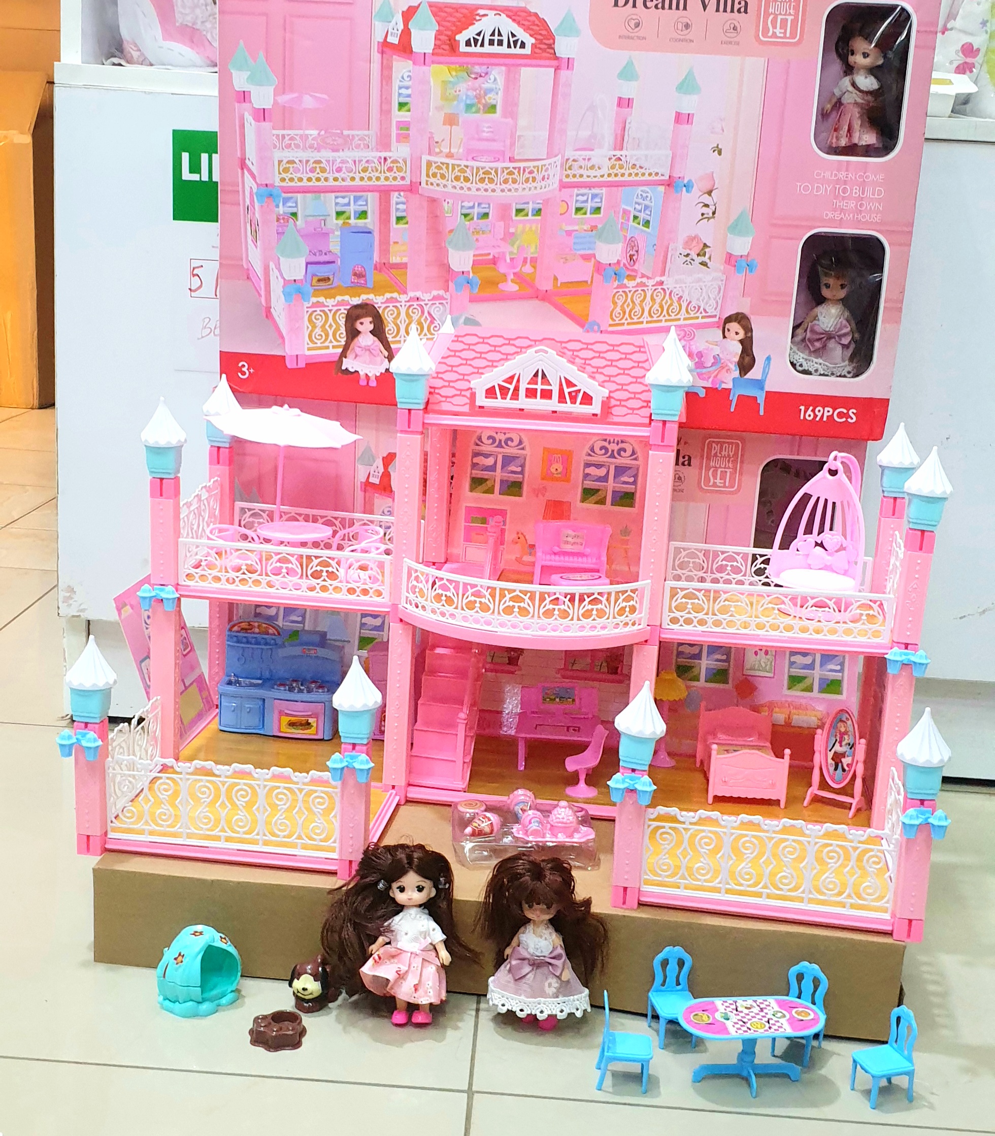 Doll house with 2 dolls and house accessories
